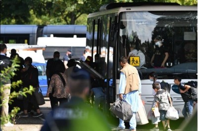 1st_bus_of_afghan_refugees_arriving_in_stras_dna__eurofora_400