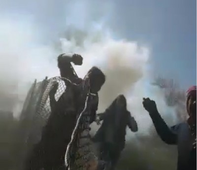 2_boys_and_a_girl_try_to_warn_someone_coming_apparently_another_military_vehicle_andor_throw_stones_or_tomatoes_400 2_boys_and_a_girl_try_to_warn_someone_coming_apparently_another_military_vehicle_andor_throw_stones_or_tomatoes_400