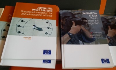 2_coes_landmark_books__journalists_at_risk__under_pressure_20152016_eurofora_2019_400