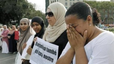 abc_photo__woman_crying_for_barcelona_victims_of_terror_while_muslim_scarfed_women_smileboast_that_the_city_became_their_home_400