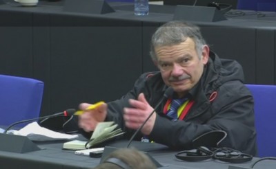 agg_question_on_assange_in_eu_parliaments_press_conference_ebs__eurofora_screenshot_400