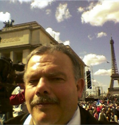 agg_trocadero_eiffel_tokyo_smile_400