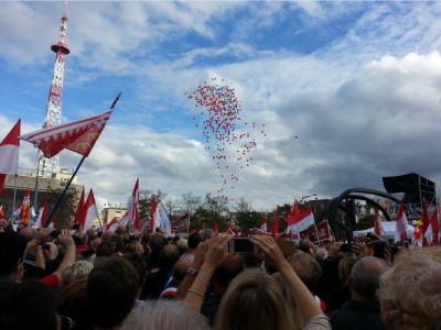 alsace_manif_blleu_white_red_baloons_french_flag_colors_400