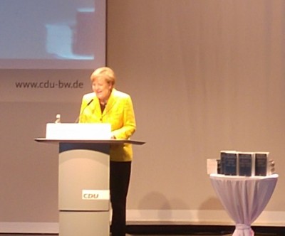 amerkel_speaks_in_offenburg_with_her_gift_to_wschuble_eurofora_400