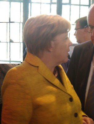 angie_merkel_in_front_of_agg_suite_b_eurofora_400