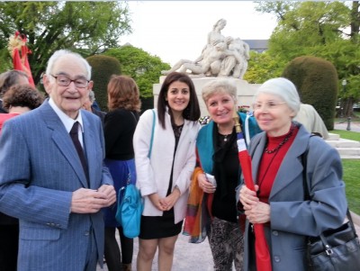 armen_genocide_zulumian__family_at_republic_square_400 armen_genocide_zulumian__family_at_republic_square_400
