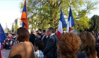 armenia_damonstration_flags_400 armenia_damonstration_flags_400
