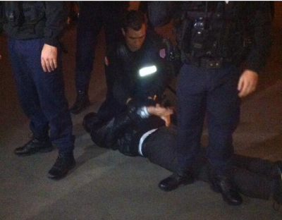 arrestation_jett_par_terre_devant_le_cc_manif_400