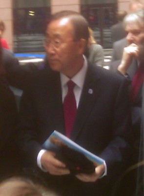 ban_ki_moon_in_front_of_agg_on_october_2010_at_eu_parliament_400