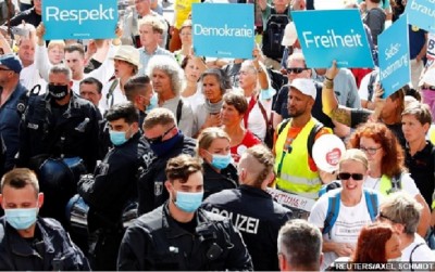 berlin_popular_demonstrations__police_citizens_with_human_rights_placards_reuters__eurofora_screenshot_400