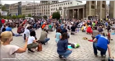 berlin_rally_29.8.2020_brandenburg_gate_social_distancing_event__2__bitteltv_video_eurofora_screenshot_400