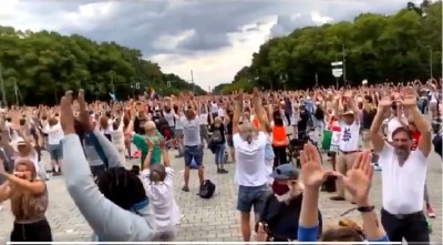 berlin_rally_29.8.2020_brandenburg_gate_social_distancing_event_bitteltv_video_eurofora_screenshot_400