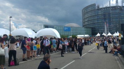 big_queu_waiting_to_enter_in_eu_parliament_on_2018_eye_eurofora_400