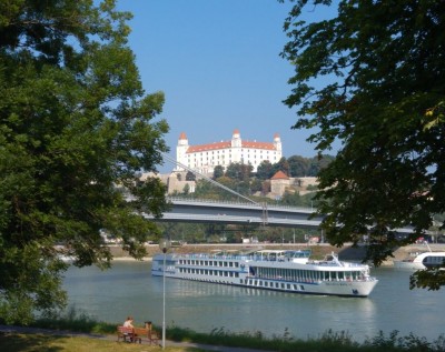 bratislava_castle_from_the_green_side_of_danube_river__eurofora_400