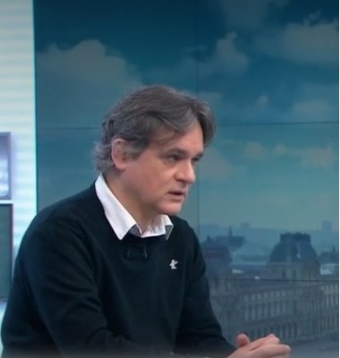 ceo_of_charlie_hebdo_riss_speaking_on_syrian_kurds_to_french_radio_franceinfo__eurofora_screenshot_400