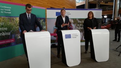 cfe__euparliaments_coordinator_verhofstadt_in_press_conf_on_plenary_by_3_chairs_eurofora_400 cfe__euparliaments_coordinator_verhofstadt_in_press_conf_on_plenary_by_3_chairs_eurofora_400