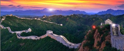 chinas_great_wall_with_bright_light_at_sunset_400_01