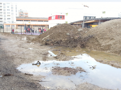 chph_children_playig_face_to_dirty_mud_400