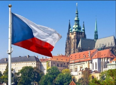 czech_flag__prague_castle_pininterest__eurofora_400