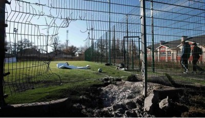 donetsk_ukra_schoolyard_bombed_400 donetsk_ukra_schoolyard_bombed_400
