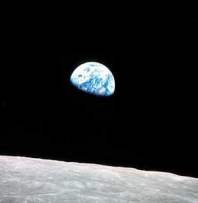 earthrise_seen_from_the_moon_400