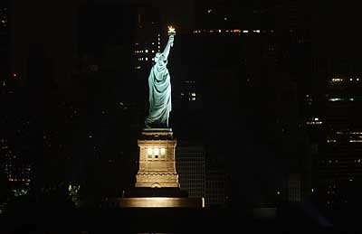 elec_blackout_liberty_lit_on_dark_ny_background_400 elec_blackout_liberty_lit_on_dark_ny_background_400