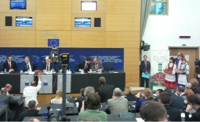 eu_chairman_in_office_polish_prime_minister_donald_tusk__strawberries_400 eu_chairman_in_office_polish_prime_minister_donald_tusk__strawberries_400