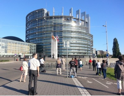 eu_citizens_praying_at_eu_parliaments_main_building_in_strasbourg_on_may_23th_2014_400.