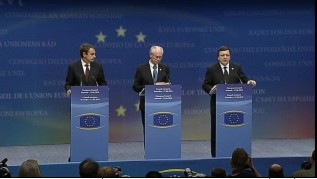 eu_com_barroso_passes_with__after_euc_president_van_rompoy