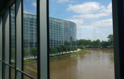 eu_parliament_bridge_over_river__interior_eurofora_400