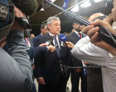 eu_parliament_president_tajani_surrounded_by_journalists_who_open_a_way_for_agg__eurofora_400 eu_parliament_president_tajani_surrounded_by_journalists_who_open_a_way_for_agg__eurofora_400