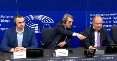 eu_parliaments_presiden_sassoli_points_at_agg_ebs_video__eurofora_screenshot_400 eu_parliaments_presiden_sassoli_points_at_agg_ebs_video__eurofora_screenshot_400