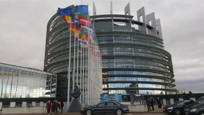 eu_parliaments_tower__flags_eurofora_400