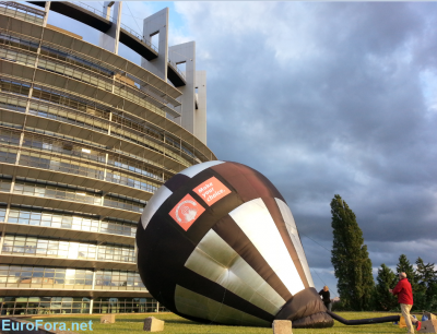 euparliament_inflates_baloon_ok_400 euparliament_inflates_baloon_ok_400