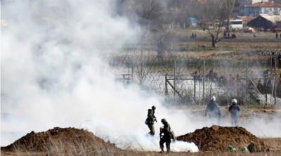 evros_soldiers_policemen_bombarded_by_gas_canisters_thrown_by_imis.._400