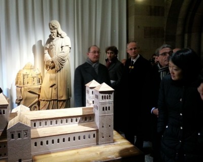 fleur_pellerin_regardant_la_1ere_fondation_du_cath_stras_400 fleur_pellerin_regardant_la_1ere_fondation_du_cath_stras_400