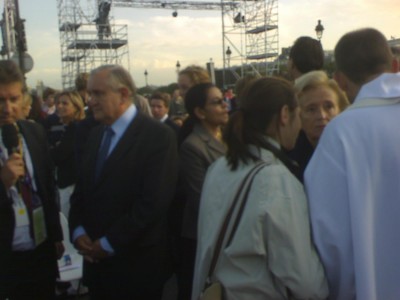 former_prime_minister_raffarin_waiting_for_the_pope_at_invalides_open_air_mass_400