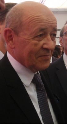 french_efa_minister_drian_smiling_at_aggs_question_in_press_point_eurofora_400 french_efa_minister_drian_smiling_at_aggs_question_in_press_point_eurofora_400