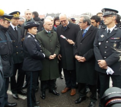 french_jha_minister_cazeneve_at_europa_bridge_with_strasbourgkehl_mayors__security_services_400 french_jha_minister_cazeneve_at_europa_bridge_with_strasbourgkehl_mayors__security_services_400