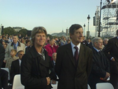 french_minister_for_eu_affairs_jp._jouyet_with_wife_waiting_for_pope_benedict_at_opena_air_mass_at_invalides_paris_after_speaking_to_tcweekly_400