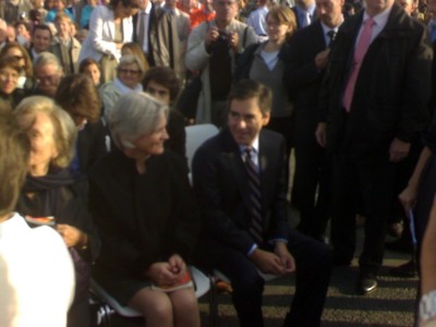 french_prime_minister_fillon_with_wife_and_former_president_chirac_s_wife_wait_for_pope_benedict_at_open_air_mass_at_invalides_in_paris_400