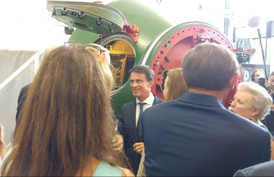 french_prime_minister_valls_radiant_after_visiting_a_russian_space_rocket_capsule_at_isu_400