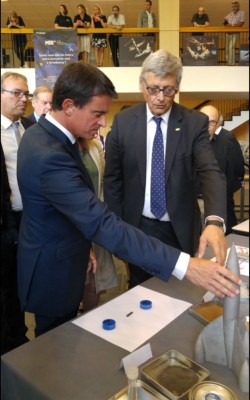 french_prime_minister_valls_seizes_a_space_rocket_at_isu_with_austronaut_jj._favier__agg__eurofora_400 french_prime_minister_valls_seizes_a_space_rocket_at_isu_with_austronaut_jj._favier__agg__eurofora_400
