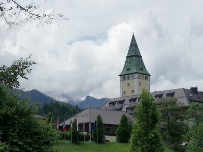 g7_elmau_castle_entrance__background_400