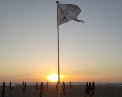 g8_fra_flag_sunset_deauville_400