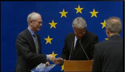 gonzalez_hands_to_van_rompuy_the_controversialm_report_400