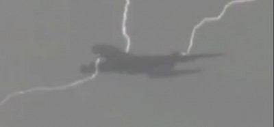 hollande_s_airplane_hit_by_lightnings_3_400 hollande_s_airplane_hit_by_lightnings_3_400