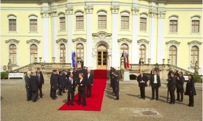 hollande_welcomed_by_merkel__k_at_ludwi_castle_400 hollande_welcomed_by_merkel__k_at_ludwi_castle_400