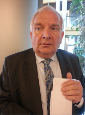 j._daul_close_serious_400 j._daul_close_serious_400