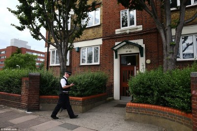 london_mass_stabbers_cosy_green_house..._400_01 london_mass_stabbers_cosy_green_house..._400_01